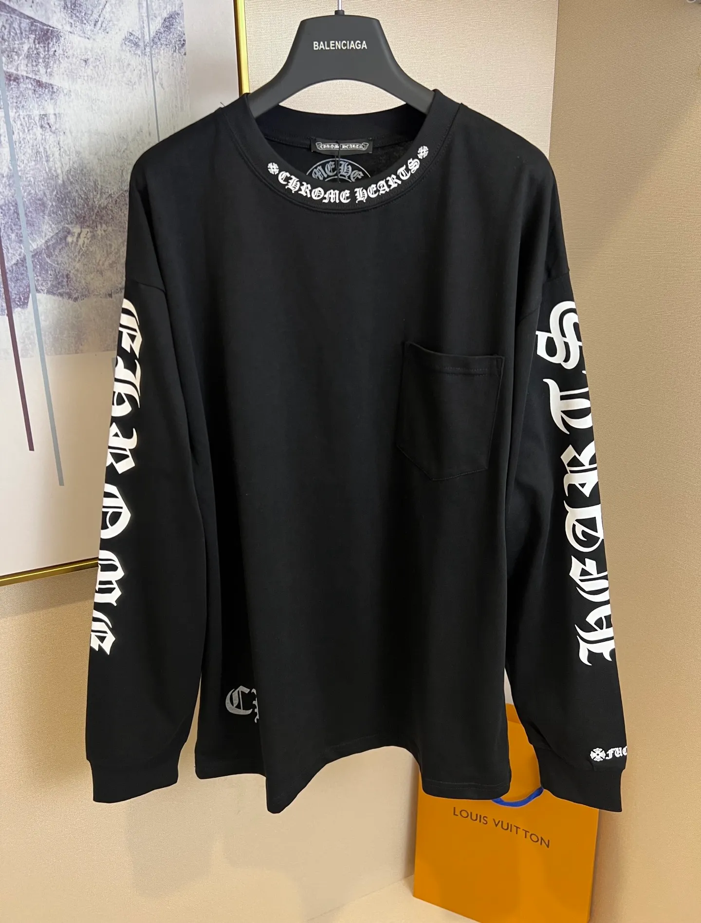 P220 Size: S/M/L/XL Black/White Unisex Chrome Hearts black arm collar Sanskrit long-sleeved T-shirt, simple and classic, highly recommended for inner wear. The material is very skin-friendly and a super good-looking T-shirt. It is perfect whether worn as inner wear or alone. The printed neckline design is full of personality ~ ⚠️Washing method: Dry clean or fast machine wash in cold water on the inside out and dry naturally! Avoid soaking in warm water